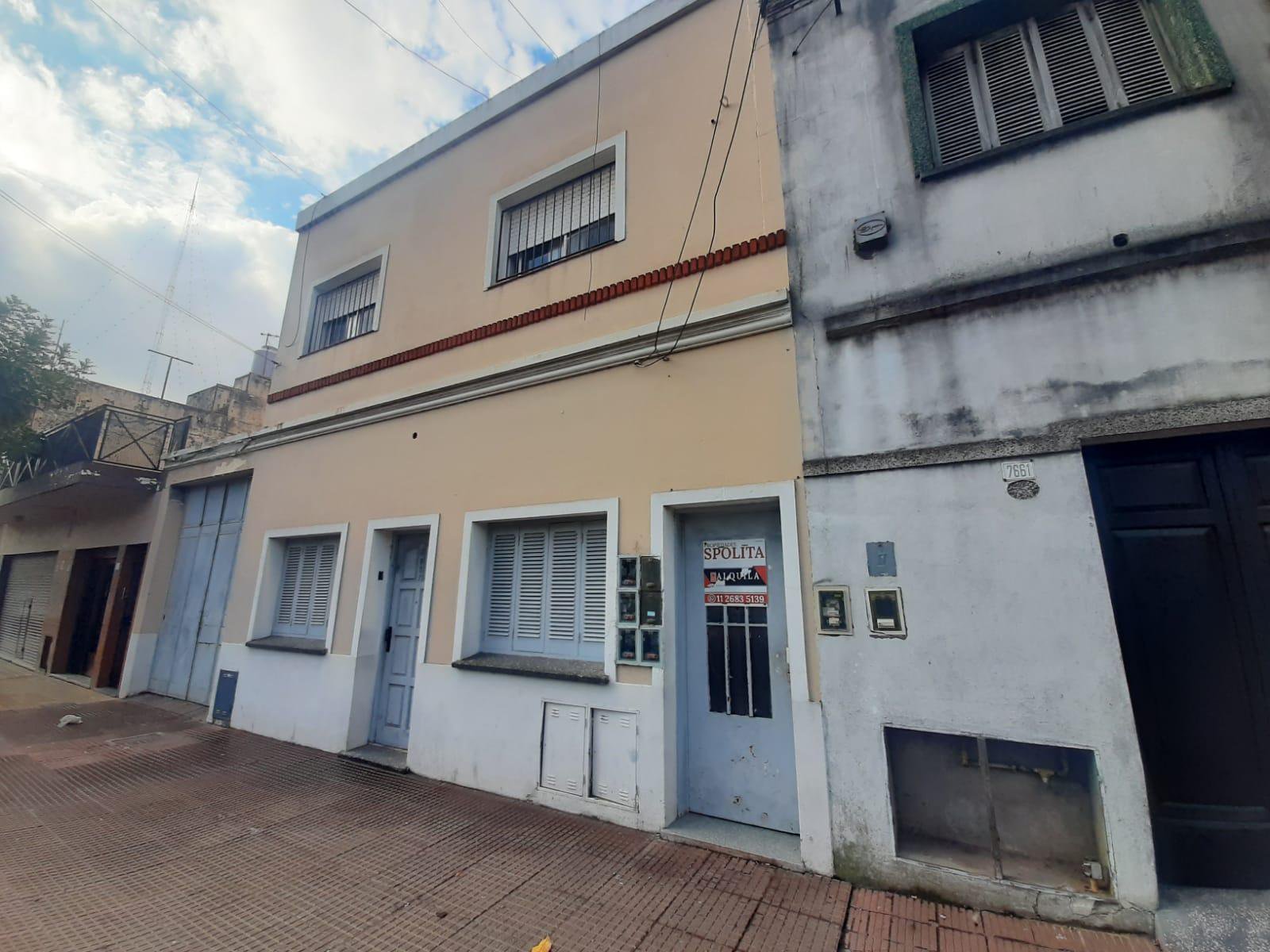 Departamento  dos ambientes por escalera
