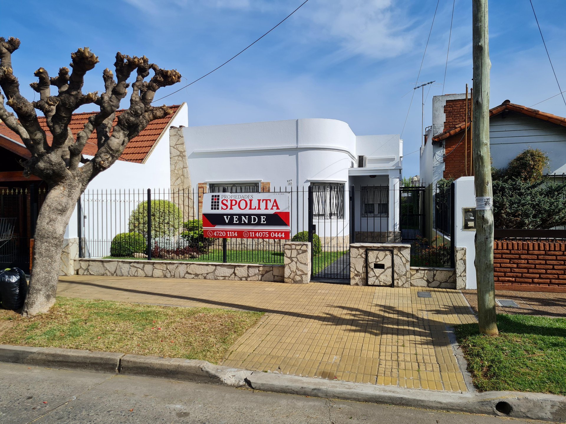 Casa en lote propio a la venta de 3 ambientes con gran jardin al frente y fondo libre parquizado — foto 2 de 18