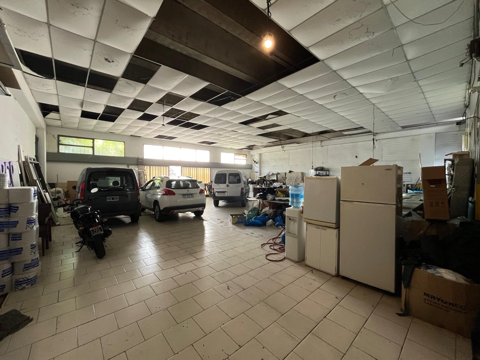 Galpón 200 M2 + 2 locales + 2 deptos de 100 M2 - VENTA