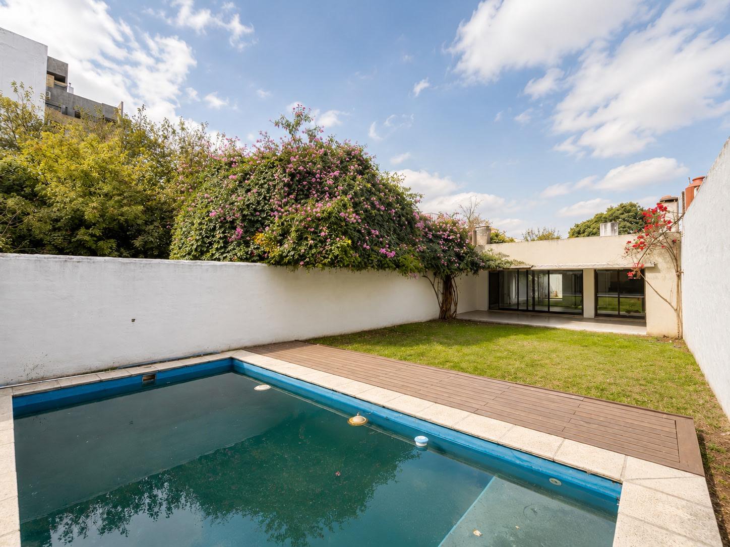 Gran Casa 4 d. Patio y Pileta, Apto Centro De Salud - VENTA — foto 2 de 23