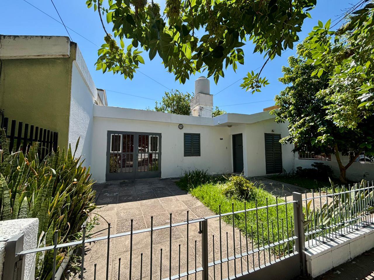 Casa 2 dorm. patio y cochera en Panamericano - VENTA