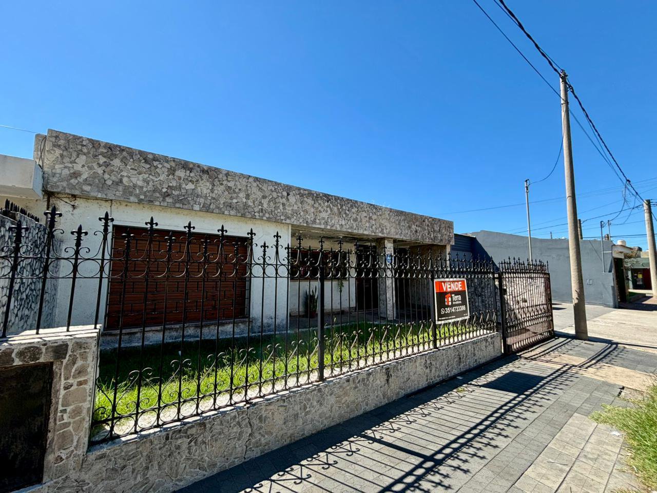 Casa 3 dorm. patio y cochera en Av. Parravicini - VENTA