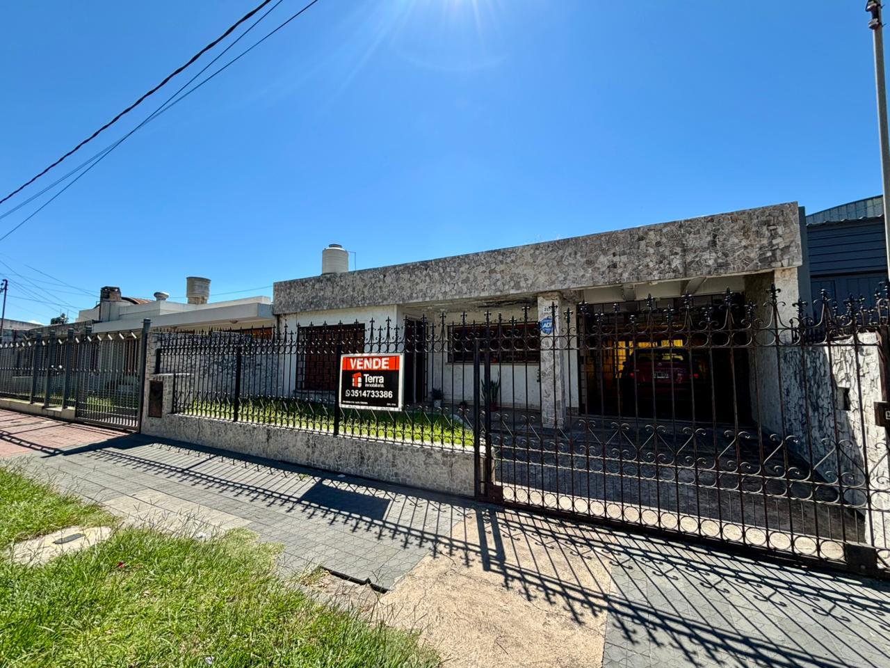 Casa 3 dorm. patio y cochera en Av. Parravicini - VENTA — foto 2 de 31