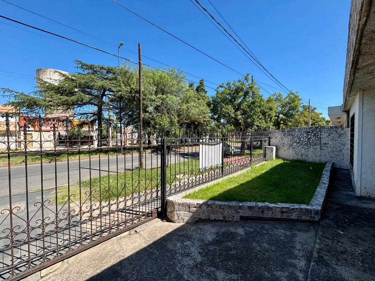 Casa 3 dorm. patio y cochera en Av. Parravicini - VENTA — foto 3 de 31