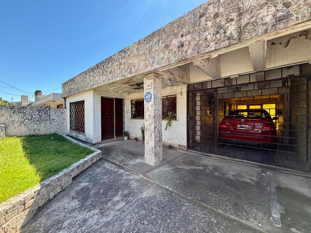 Casa 3 dorm. patio y cochera en Av. Parravicini - VENTA — foto 4 de 31
