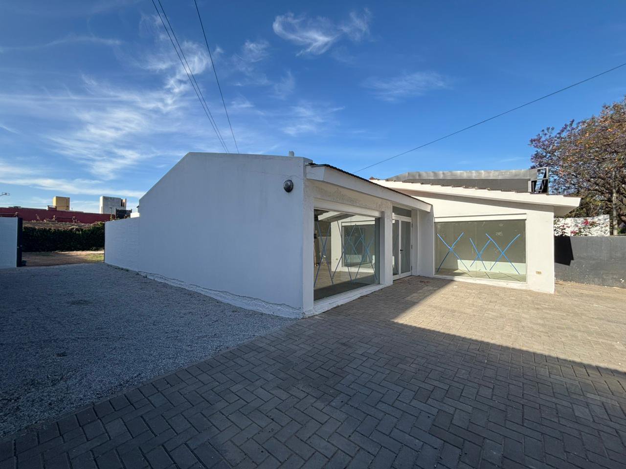 Local 200 M2 + patio 600 m2 + 12 cocheras - ALQUILER — foto 1 de 29