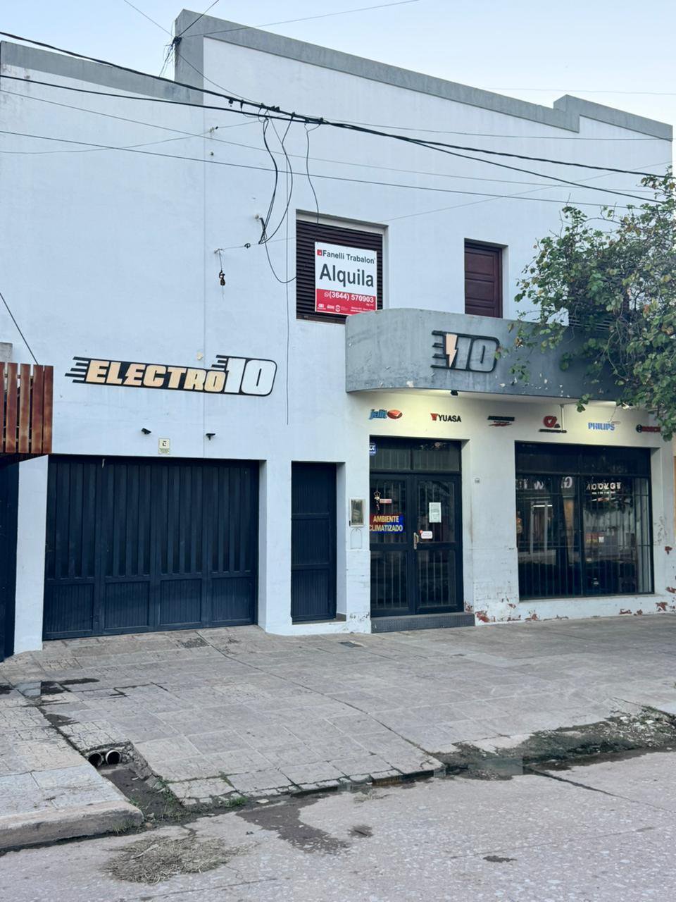 *Departamento en alquiler - Primer piso con garage*  Se alquila amplio departamento ubicado en pleno centro de la ciudad, ideal por su excelente conectividad y fácil acceso a todos los servicios.  La propiedad se encuentra en un primer piso por escalera y cuenta con *garage propio*.  El departamento dispone de *3 habitaciones* (una de ellas equipada con aire acondicionado) y *2 baños completos*, ofreciendo gran comodidad para toda la familia.  Al ingresar, se accede a un *recibidor amplio y luminoso* con salida a balcón, ideal para disfrutar de la luz natural. El *living comedor* es de generosas dimensiones e integra una práctica cocina, creando un espacio funcional.  Completan la propiedad un *lavadero independiente, termotanque nuevo, y un **patio semicerrado* con excelente iluminación natural.  Una oportunidad única en el centro de la ciudad. ¡Consultá por más información! — foto 1 de 16