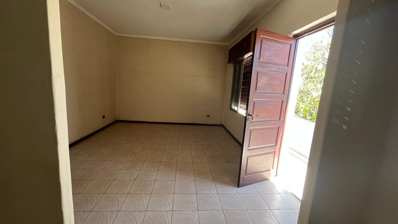 *Departamento en alquiler - Primer piso con garage*  Se alquila amplio departamento ubicado en pleno centro de la ciudad, ideal por su excelente conectividad y fácil acceso a todos los servicios.  La propiedad se encuentra en un primer piso por escalera y cuenta con *garage propio*.  El departamento dispone de *3 habitaciones* (una de ellas equipada con aire acondicionado) y *2 baños completos*, ofreciendo gran comodidad para toda la familia.  Al ingresar, se accede a un *recibidor amplio y luminoso* con salida a balcón, ideal para disfrutar de la luz natural. El *living comedor* es de generosas dimensiones e integra una práctica cocina, creando un espacio funcional.  Completan la propiedad un *lavadero independiente, termotanque nuevo, y un **patio semicerrado* con excelente iluminación natural.  Una oportunidad única en el centro de la ciudad. ¡Consultá por más información! — foto 2 de 16