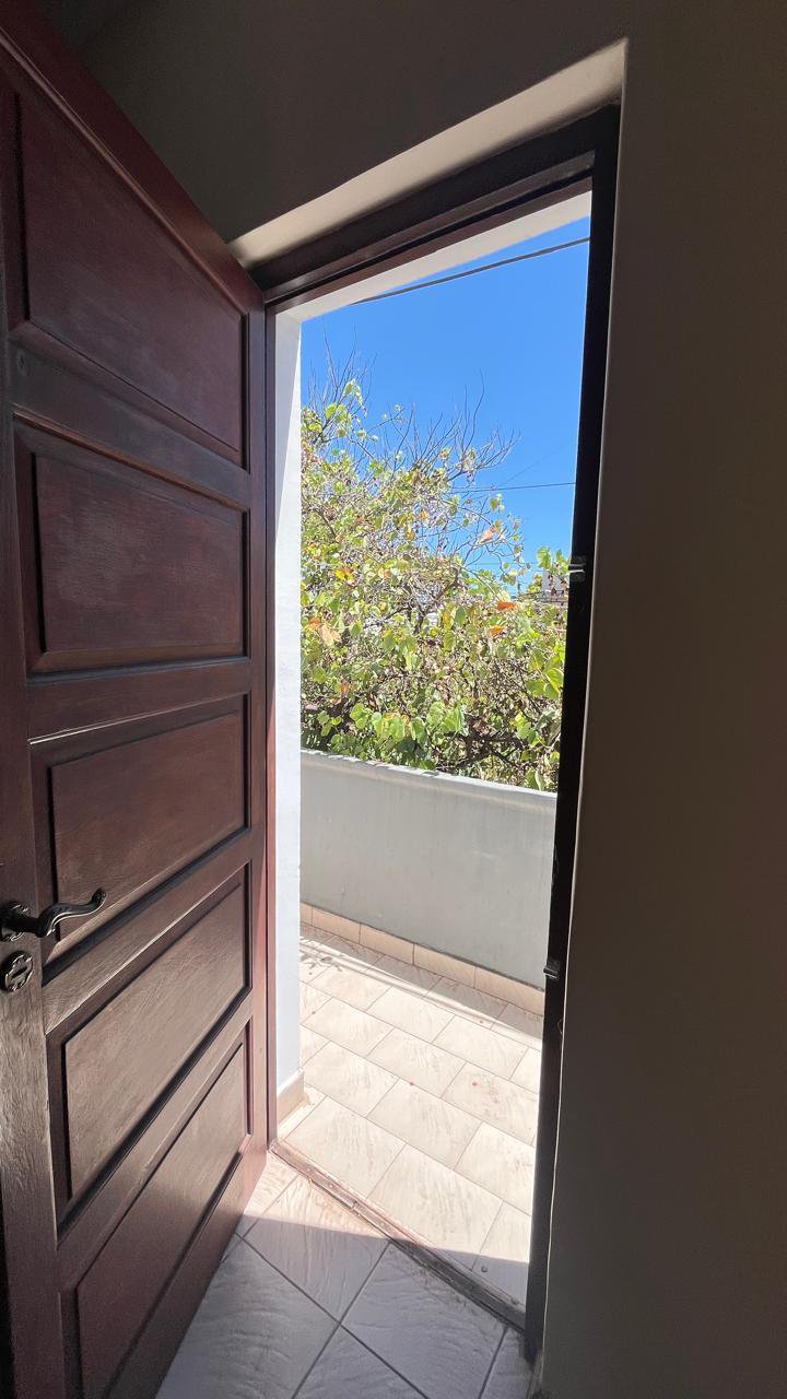 *Departamento en alquiler - Primer piso con garage*  Se alquila amplio departamento ubicado en pleno centro de la ciudad, ideal por su excelente conectividad y fácil acceso a todos los servicios.  La propiedad se encuentra en un primer piso por escalera y cuenta con *garage propio*.  El departamento dispone de *3 habitaciones* (una de ellas equipada con aire acondicionado) y *2 baños completos*, ofreciendo gran comodidad para toda la familia.  Al ingresar, se accede a un *recibidor amplio y luminoso* con salida a balcón, ideal para disfrutar de la luz natural. El *living comedor* es de generosas dimensiones e integra una práctica cocina, creando un espacio funcional.  Completan la propiedad un *lavadero independiente, termotanque nuevo, y un **patio semicerrado* con excelente iluminación natural.  Una oportunidad única en el centro de la ciudad. ¡Consultá por más información! — foto 3 de 16