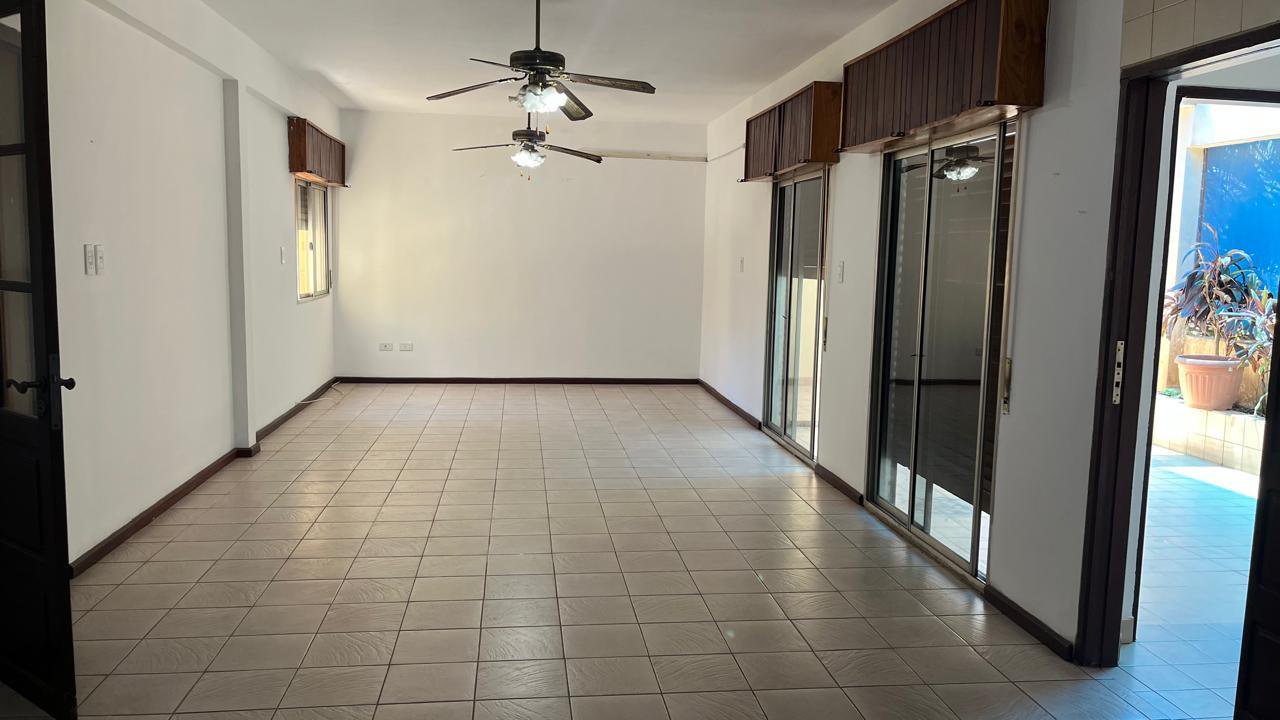*Departamento en alquiler - Primer piso con garage*  Se alquila amplio departamento ubicado en pleno centro de la ciudad, ideal por su excelente conectividad y fácil acceso a todos los servicios.  La propiedad se encuentra en un primer piso por escalera y cuenta con *garage propio*.  El departamento dispone de *3 habitaciones* (una de ellas equipada con aire acondicionado) y *2 baños completos*, ofreciendo gran comodidad para toda la familia.  Al ingresar, se accede a un *recibidor amplio y luminoso* con salida a balcón, ideal para disfrutar de la luz natural. El *living comedor* es de generosas dimensiones e integra una práctica cocina, creando un espacio funcional.  Completan la propiedad un *lavadero independiente, termotanque nuevo, y un **patio semicerrado* con excelente iluminación natural.  Una oportunidad única en el centro de la ciudad. ¡Consultá por más información! — foto 4 de 16