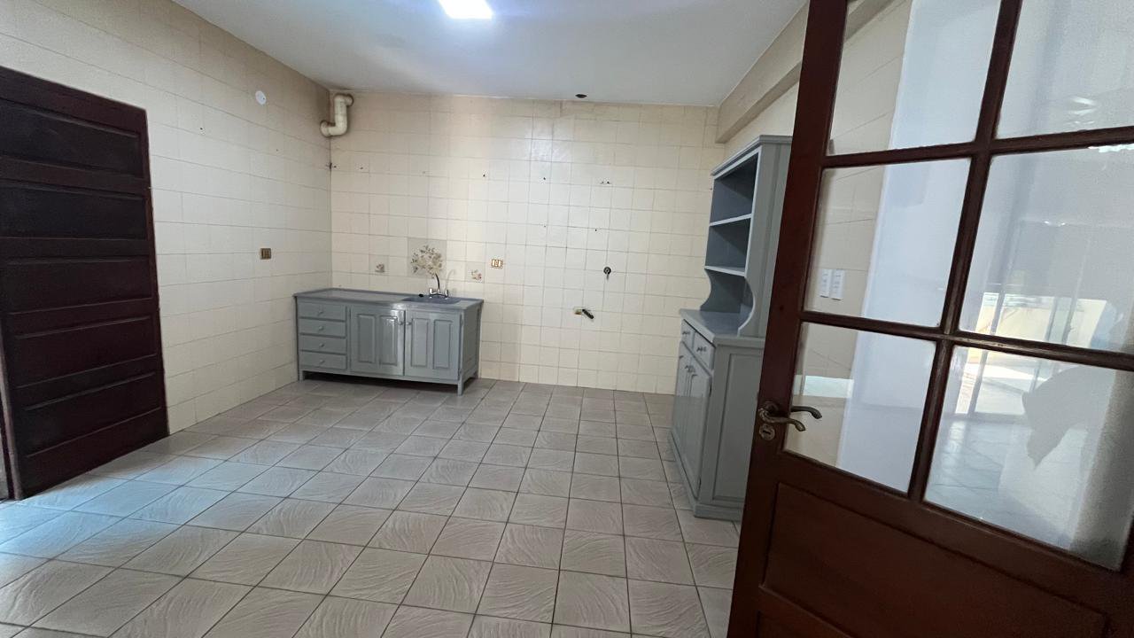 *Departamento en alquiler - Primer piso con garage*  Se alquila amplio departamento ubicado en pleno centro de la ciudad, ideal por su excelente conectividad y fácil acceso a todos los servicios.  La propiedad se encuentra en un primer piso por escalera y cuenta con *garage propio*.  El departamento dispone de *3 habitaciones* (una de ellas equipada con aire acondicionado) y *2 baños completos*, ofreciendo gran comodidad para toda la familia.  Al ingresar, se accede a un *recibidor amplio y luminoso* con salida a balcón, ideal para disfrutar de la luz natural. El *living comedor* es de generosas dimensiones e integra una práctica cocina, creando un espacio funcional.  Completan la propiedad un *lavadero independiente, termotanque nuevo, y un **patio semicerrado* con excelente iluminación natural.  Una oportunidad única en el centro de la ciudad. ¡Consultá por más información! — foto 5 de 16