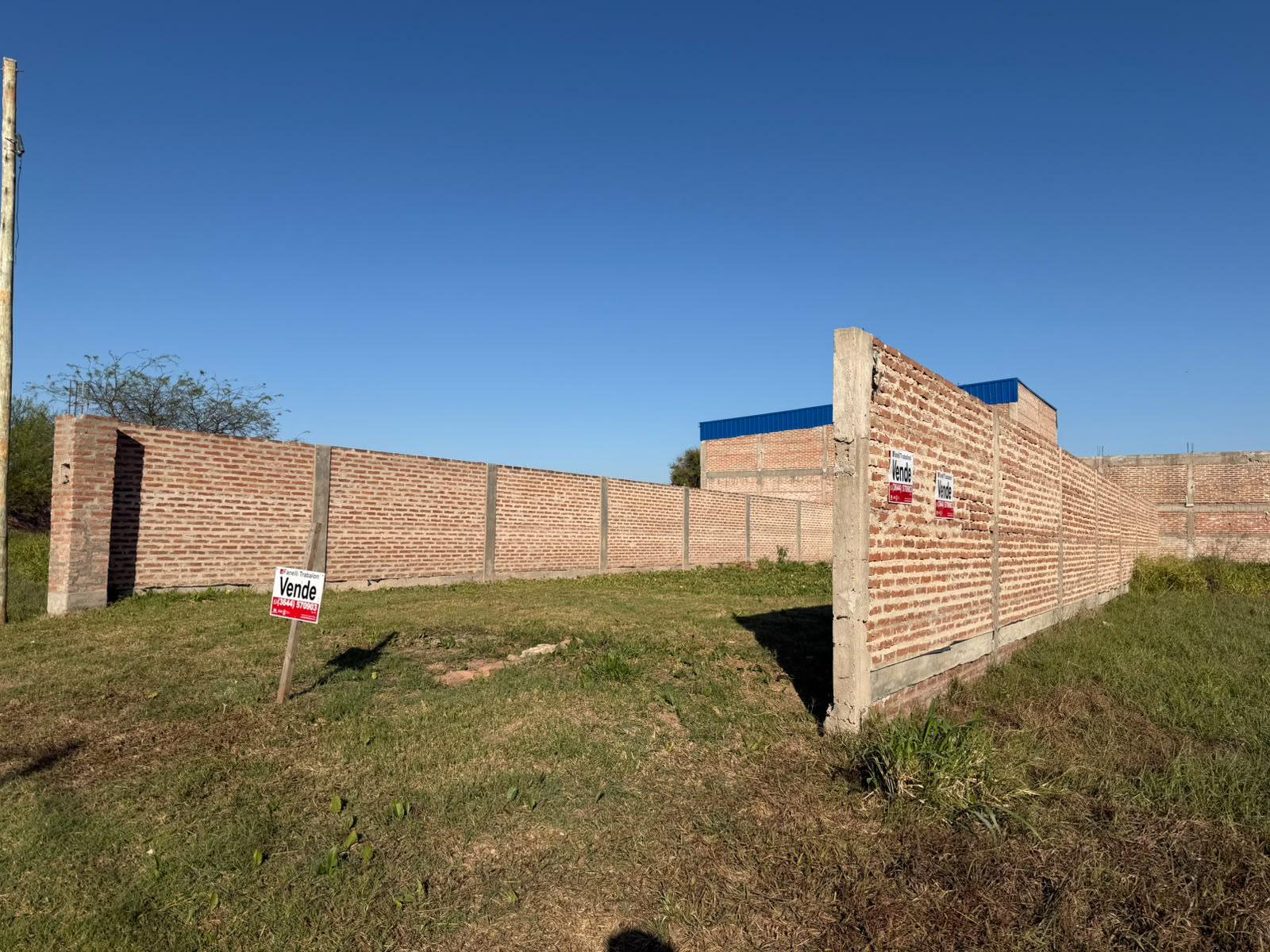 Terreno en barrio Mariano Moreno, con mejoras.