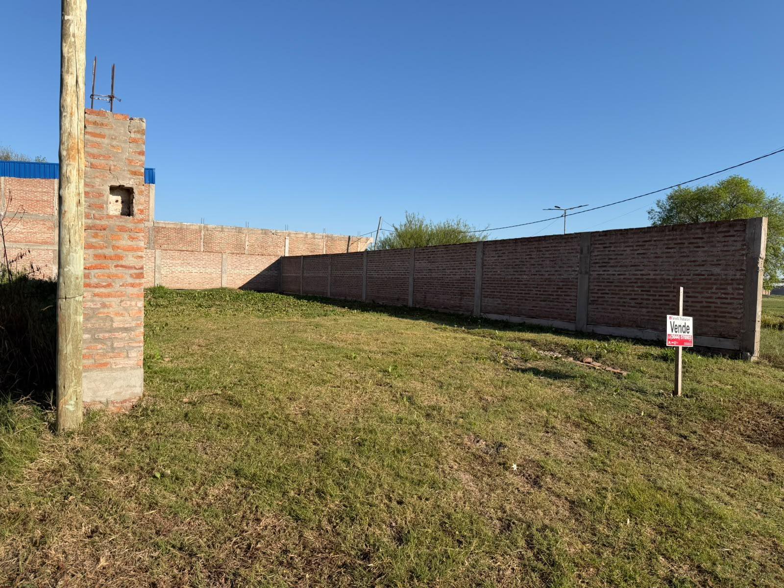 Terreno en barrio Mariano Moreno, con mejoras. — foto 2 de 3
