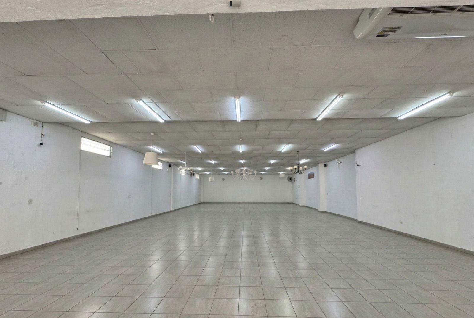 Local en Centro, en radio de 200 metros encontramos entidades bancarias, juzgado provincial y federal, correo argentino , edificios en altura, entre otros — foto 3 de 6
