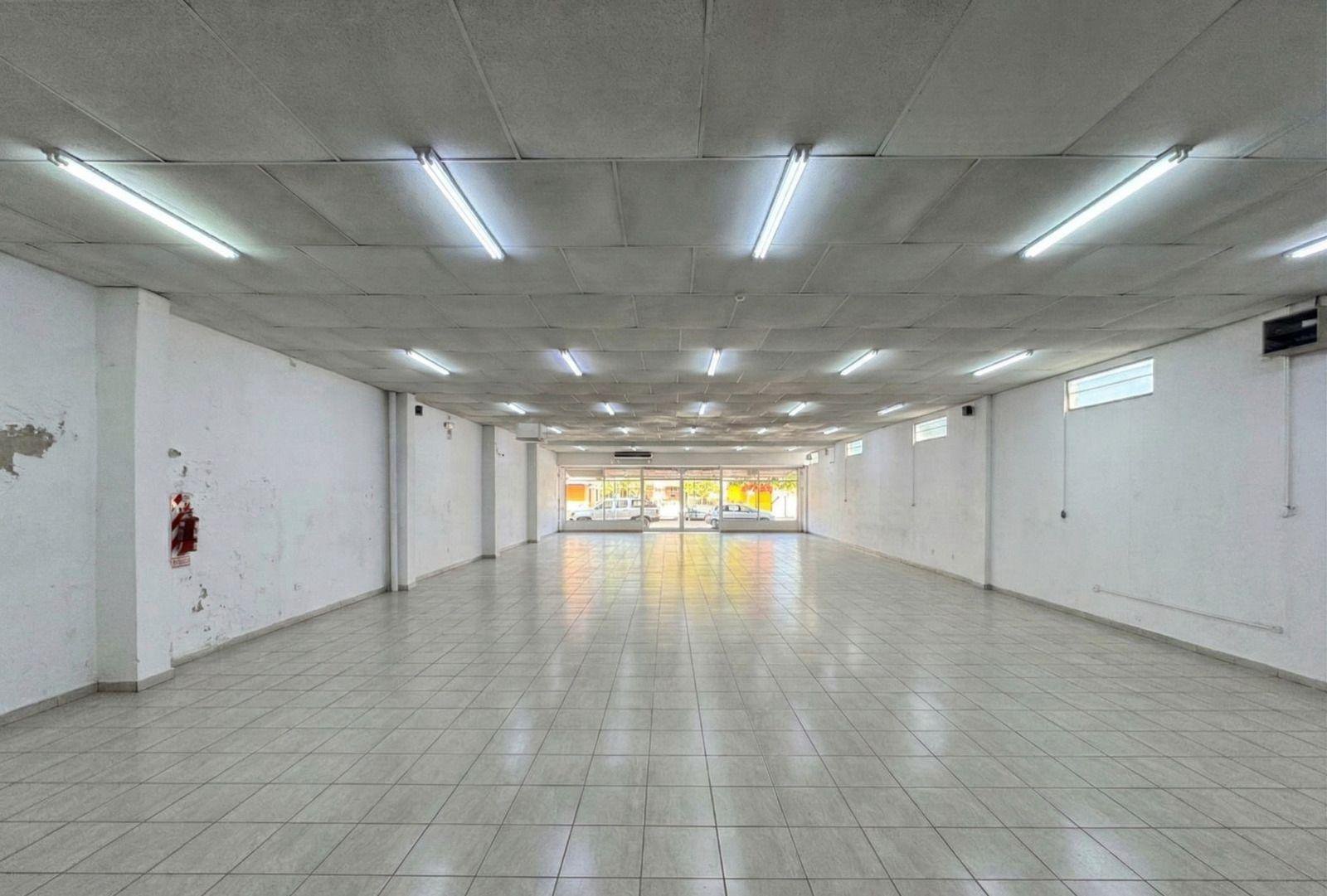 Local en Centro, en radio de 200 metros encontramos entidades bancarias, juzgado provincial y federal, correo argentino , edificios en altura, entre otros — foto 5 de 6