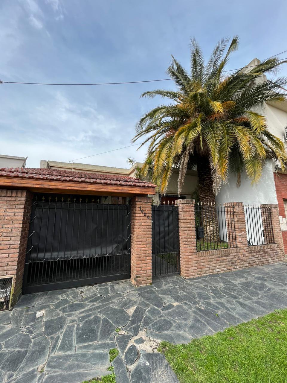 IMPECABLE CASA CON FONDO Y QUINCHO — foto 1 de 29