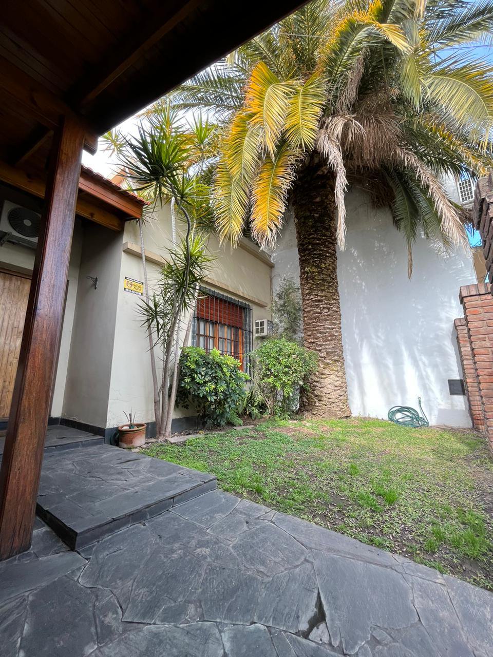 IMPECABLE CASA CON FONDO Y QUINCHO — foto 2 de 29