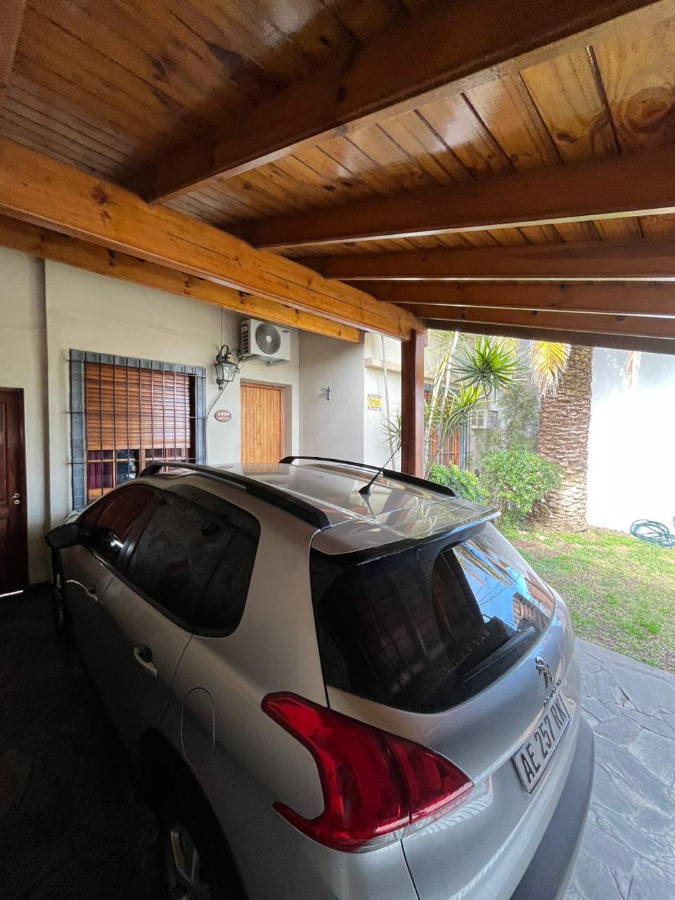 IMPECABLE CASA CON FONDO Y QUINCHO — foto 3 de 29