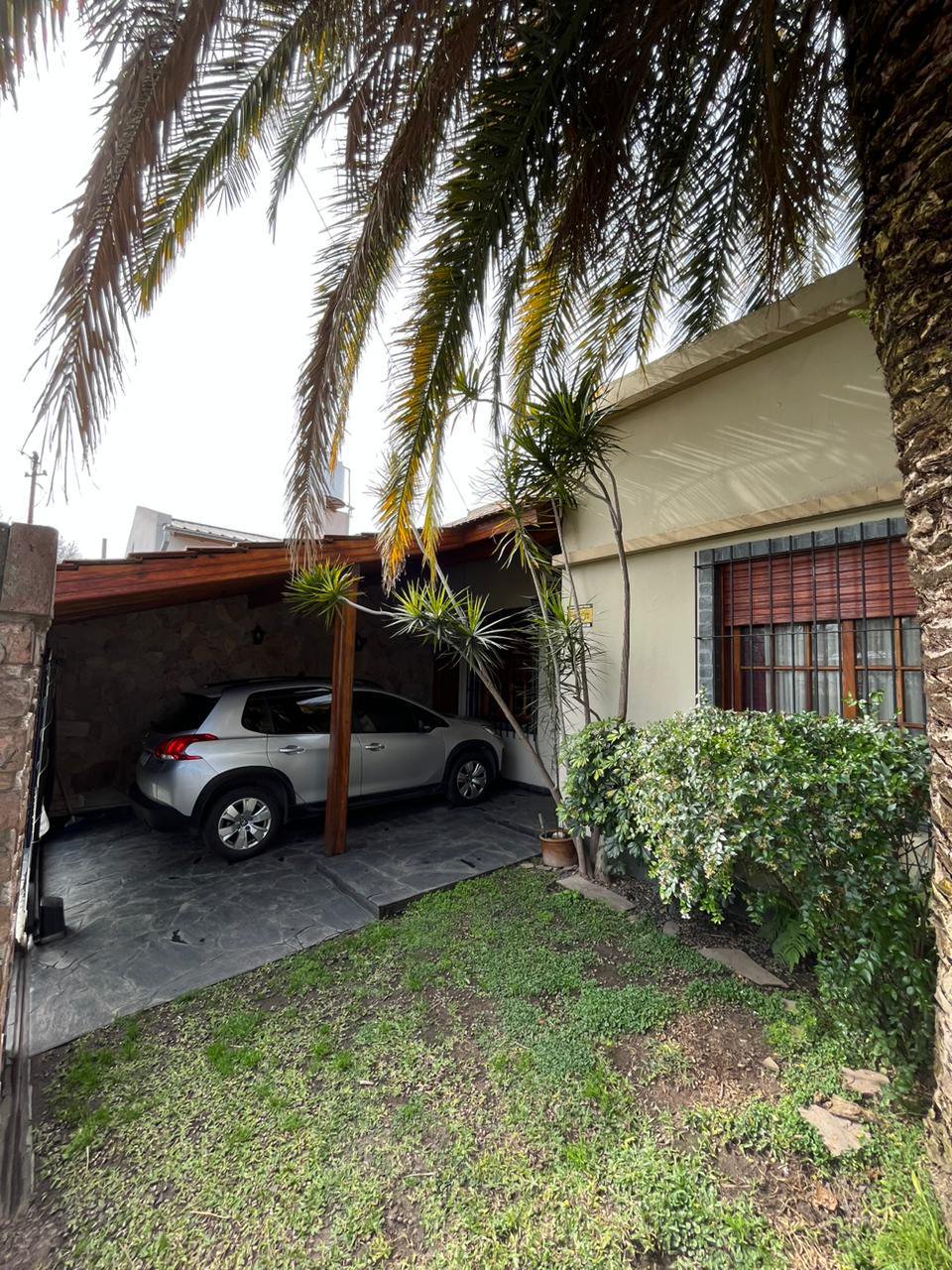 IMPECABLE CASA CON FONDO Y QUINCHO — foto 4 de 29