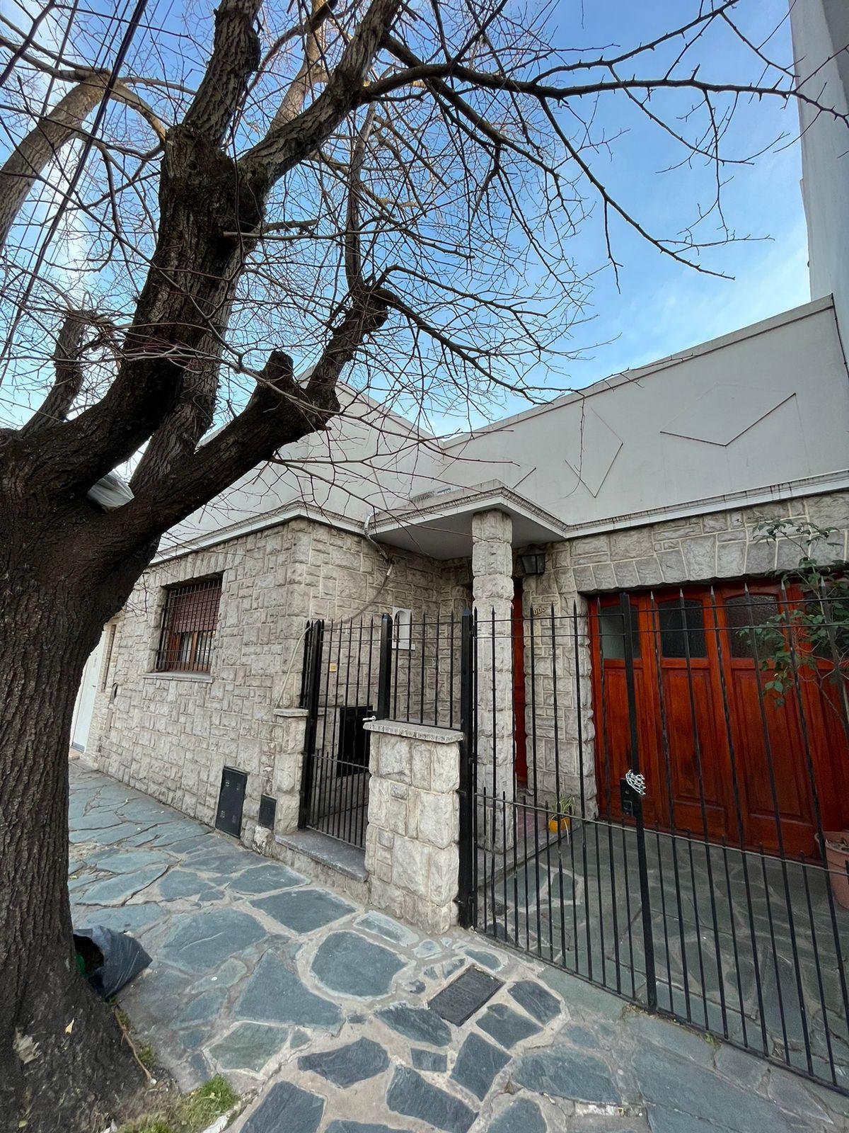 CASA EXCELENTE CONSTRUCCION Y UBICACION — foto 1 de 28