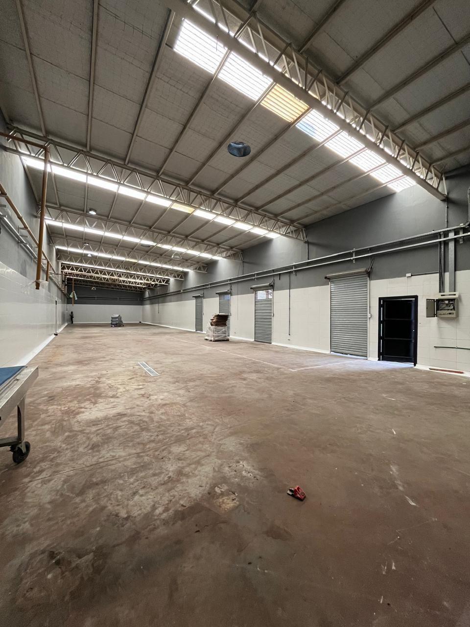 Impecable galpón en Burzaco ideal rubro alimenticio — foto 1 de 35