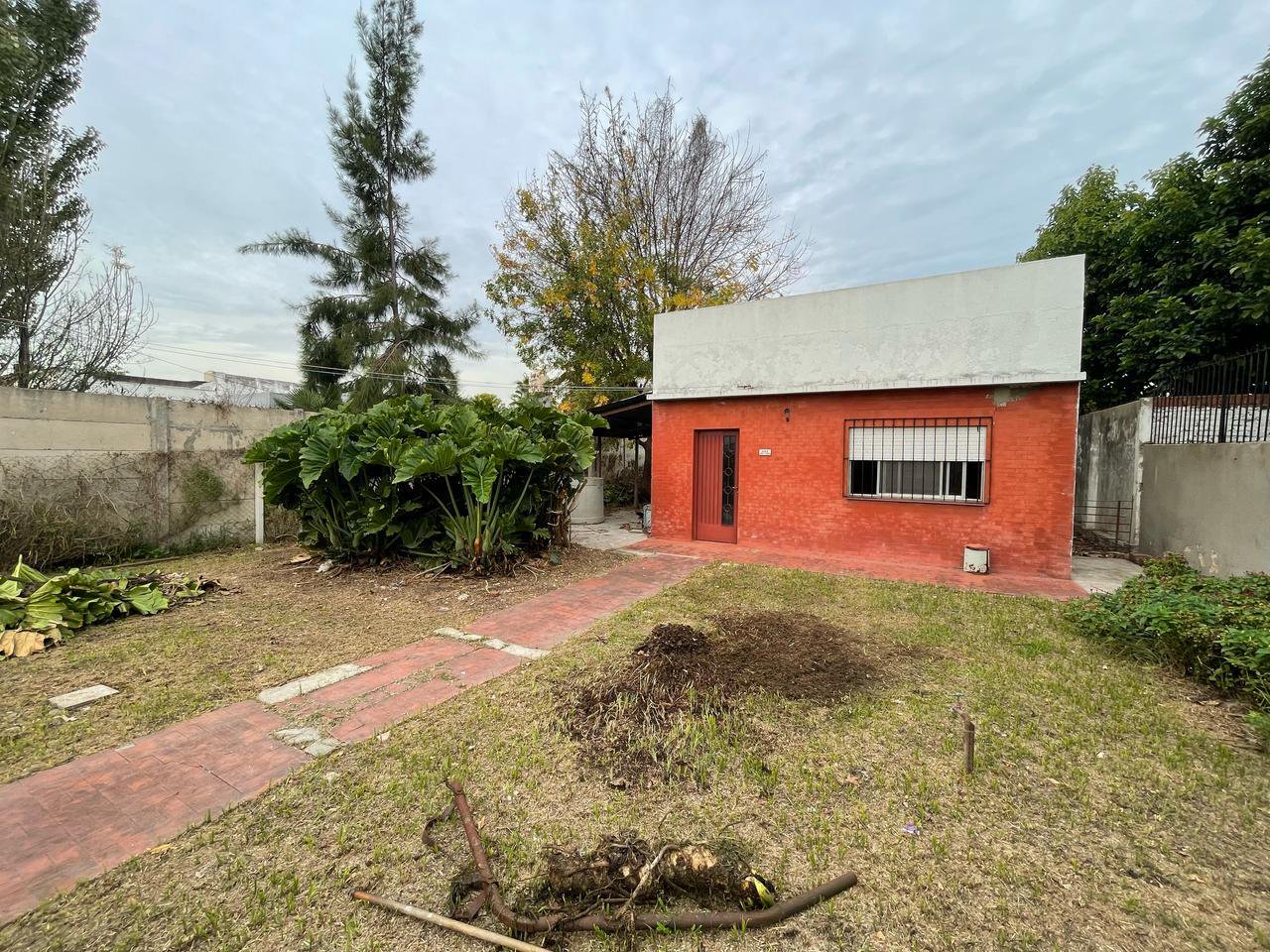 Lote con pequeña construccion en Liniers al 1100 — foto 1 de 3