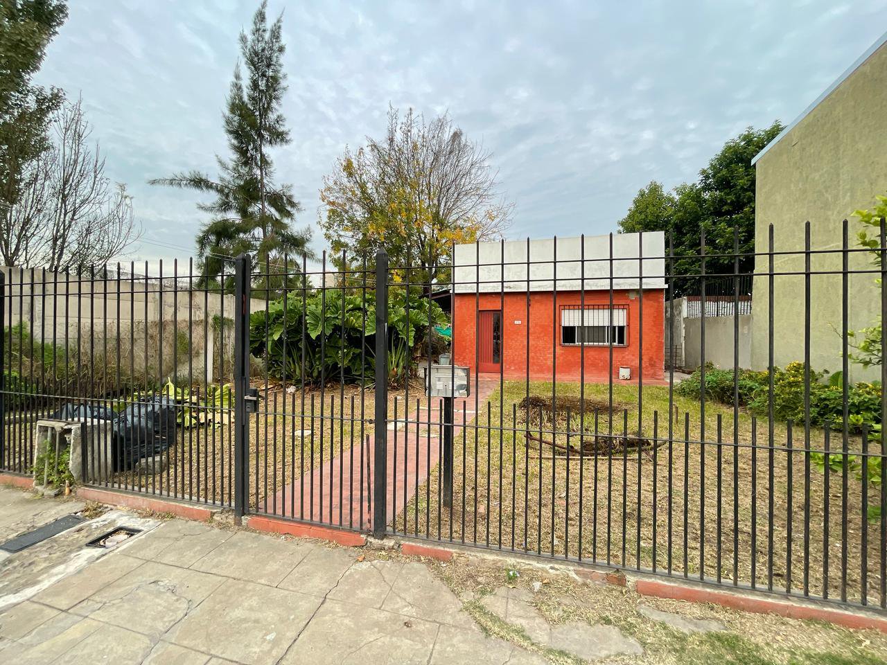 Lote con pequeña construccion en Liniers al 1100 — foto 2 de 3