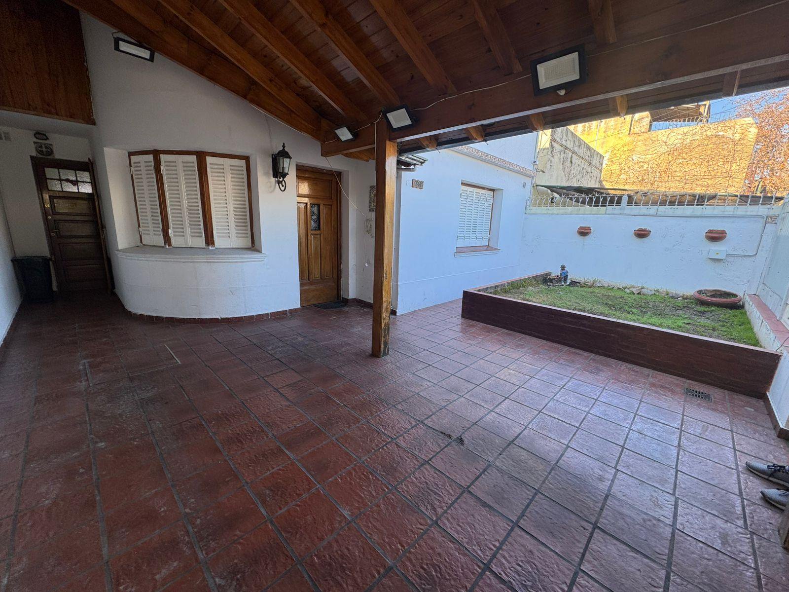 Casa en Banfield — foto 1 de 8