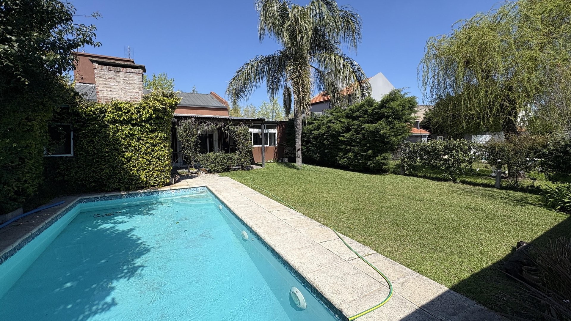 Casa 4 ambientes con parque y piscina — foto 1 de 18