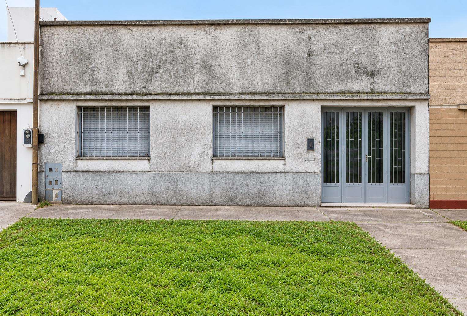VENTA Casa a refaccionar sobre avenida