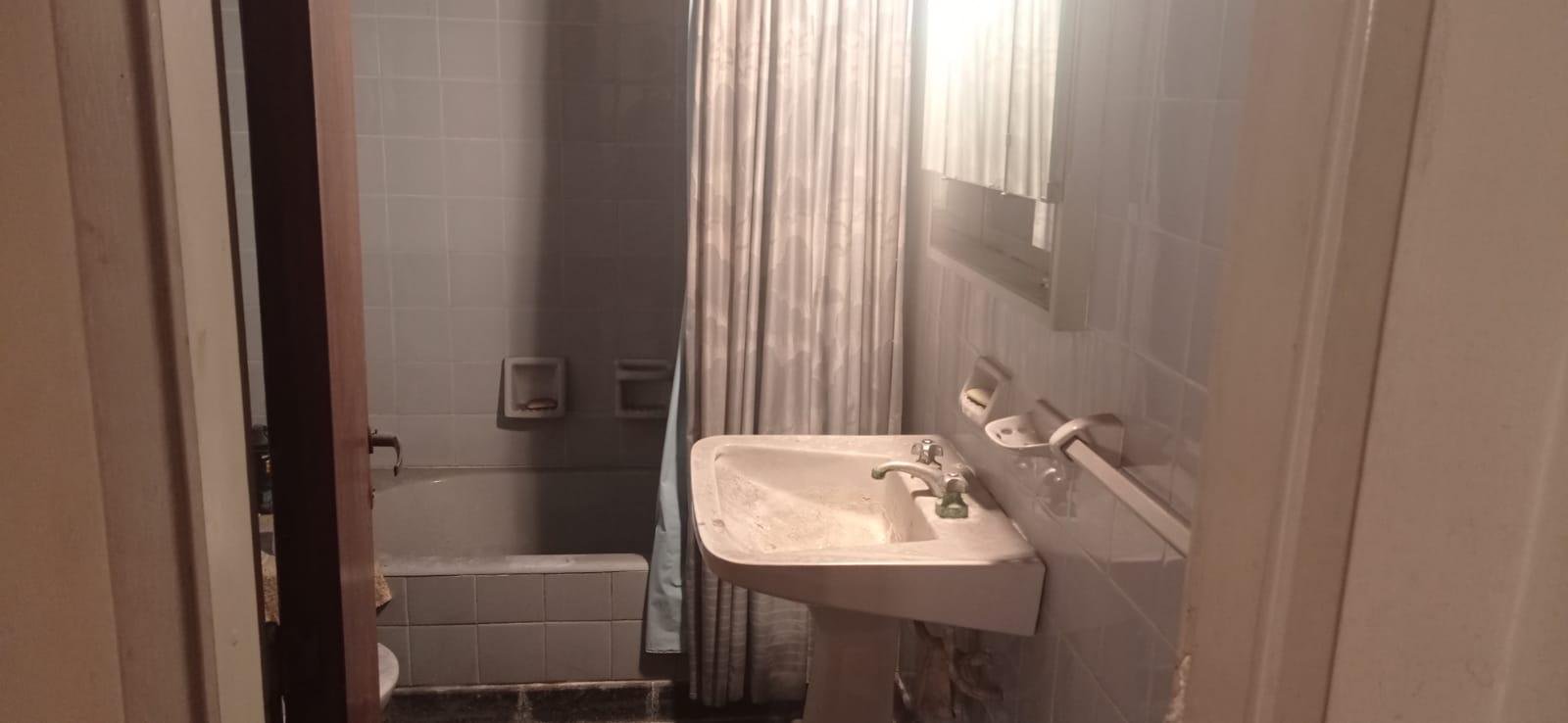 VENTA Casa a refaccionar sobre avenida — foto 3 de 10