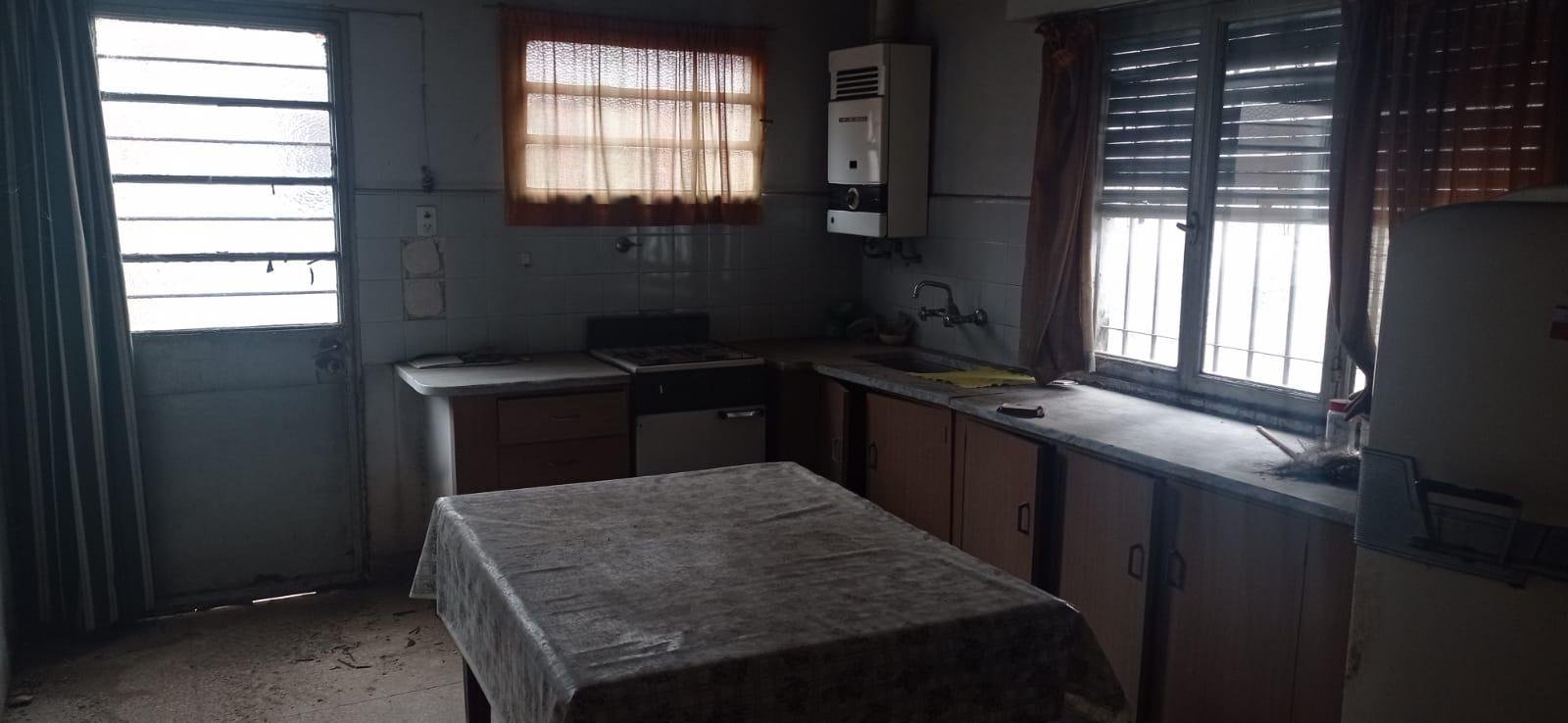VENTA Casa a refaccionar sobre avenida — foto 4 de 10