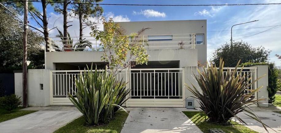 Excelente casa en venta , 4 dormitorios con parque y pileta