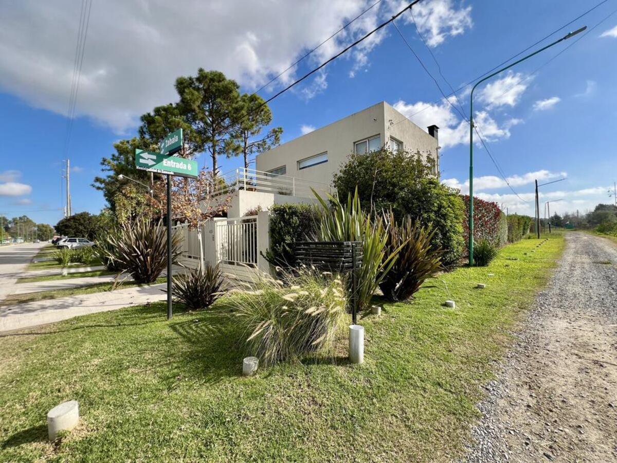 Excelente casa en venta , 4 dormitorios con parque y pileta — foto 2 de 32