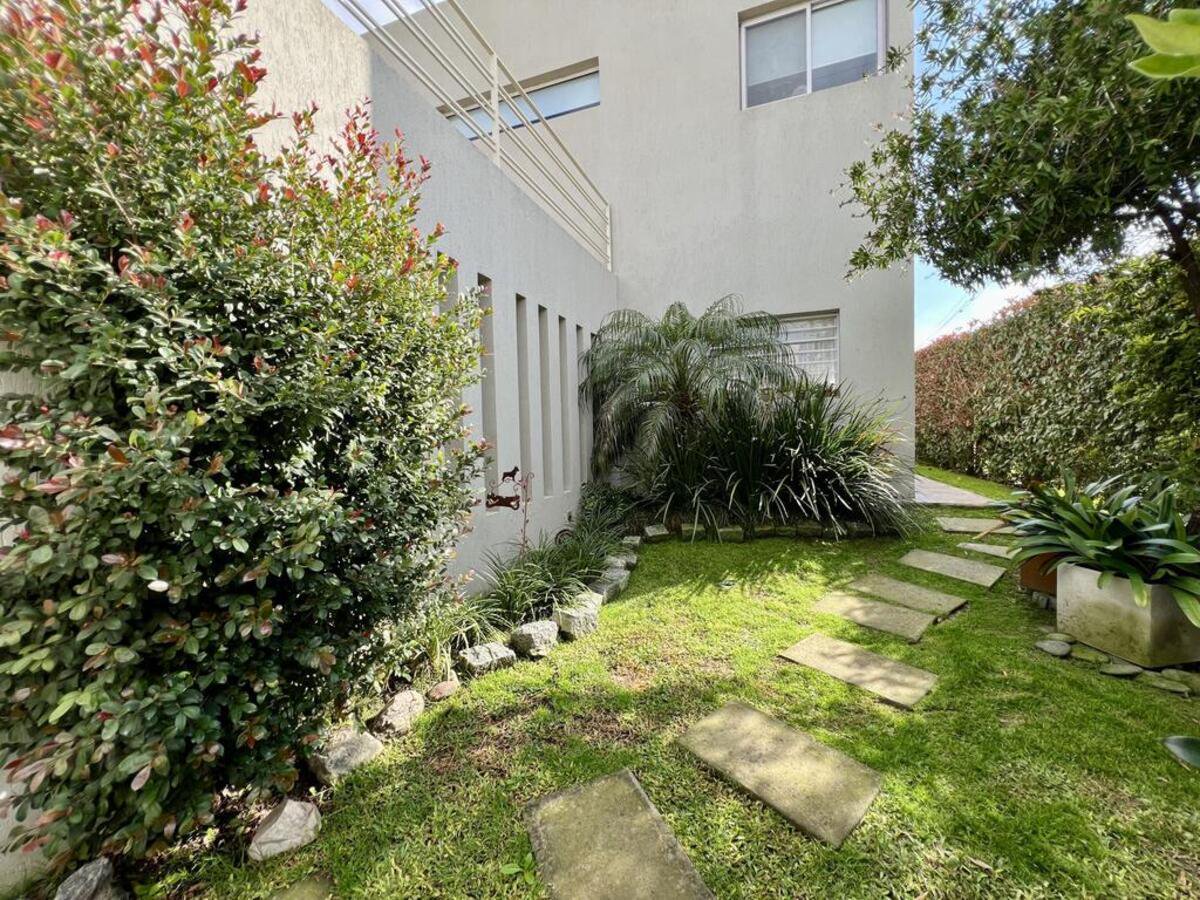 Excelente casa en venta , 4 dormitorios con parque y pileta — foto 3 de 32