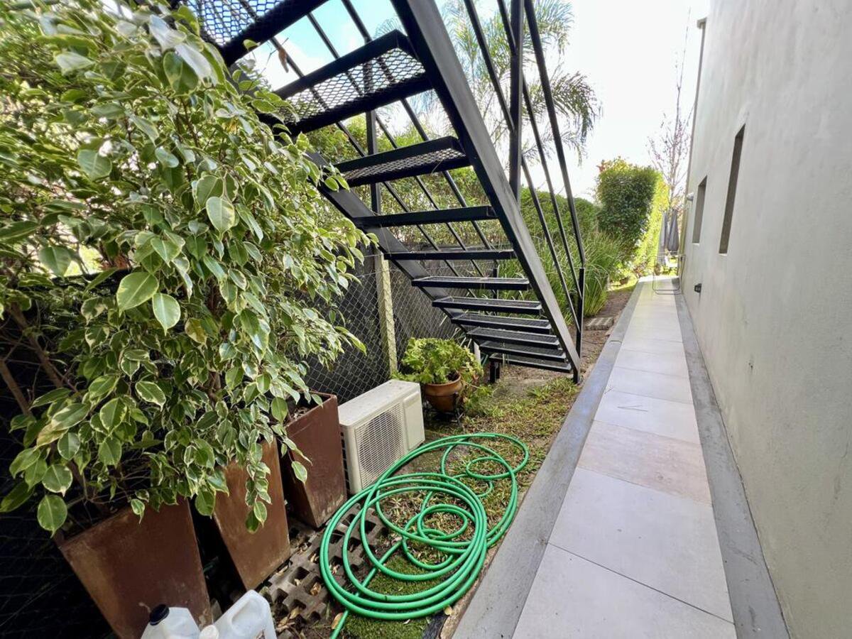 Excelente casa en venta , 4 dormitorios con parque y pileta — foto 4 de 32