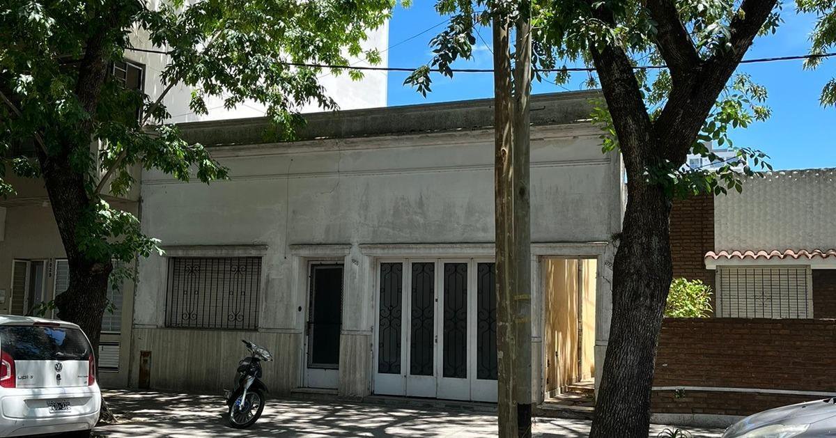 CASA EN VENTA A RECICLAR CON LOTE PARA DESARROLLO — foto 2 de 11