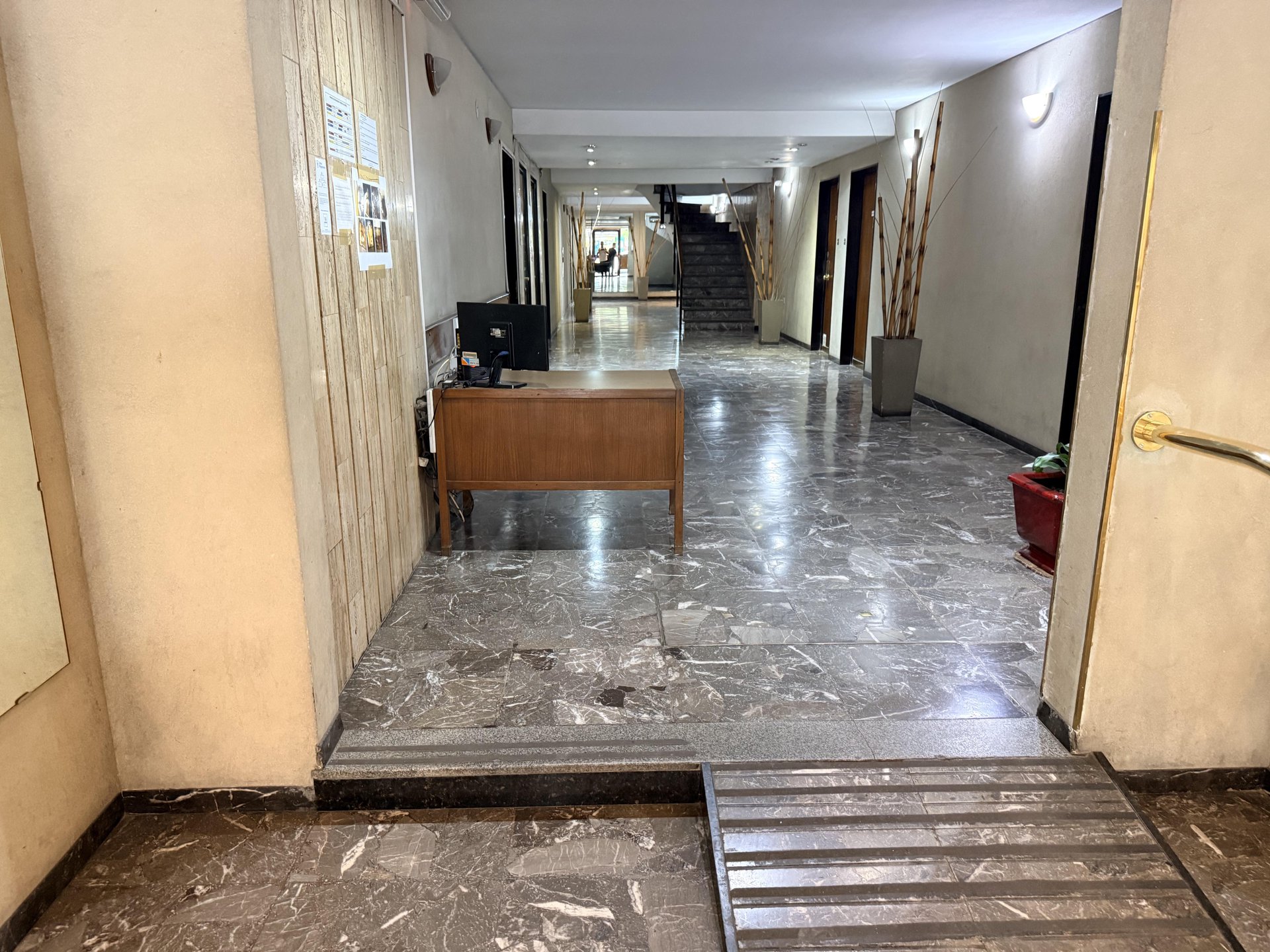 3 ambientes al frente, dep. de servicio, exc. distribución, muy luminoso, a refaccionar! — foto 3 de 22