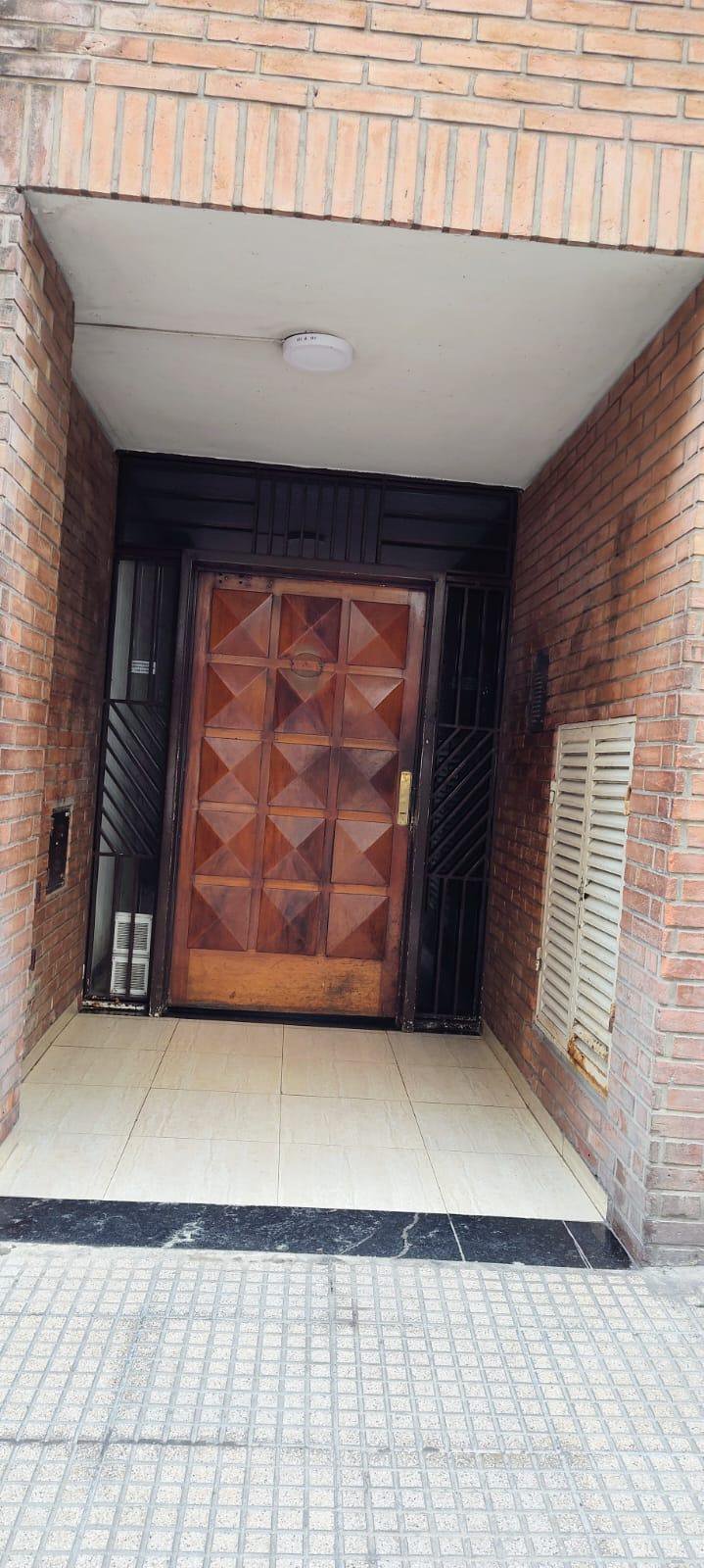 MONOAMBIENTE CON COCINA Y BAÑO COMPLETO AL FRENTE AMPLIO Y LUMINOSO