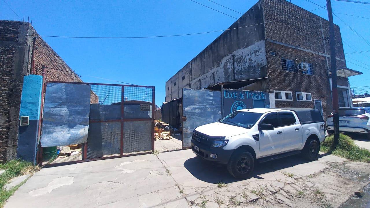 EXCELENTE GALPÓN de 11 x 43 CON ESTACIONAMIENTO, EN LA ZONA