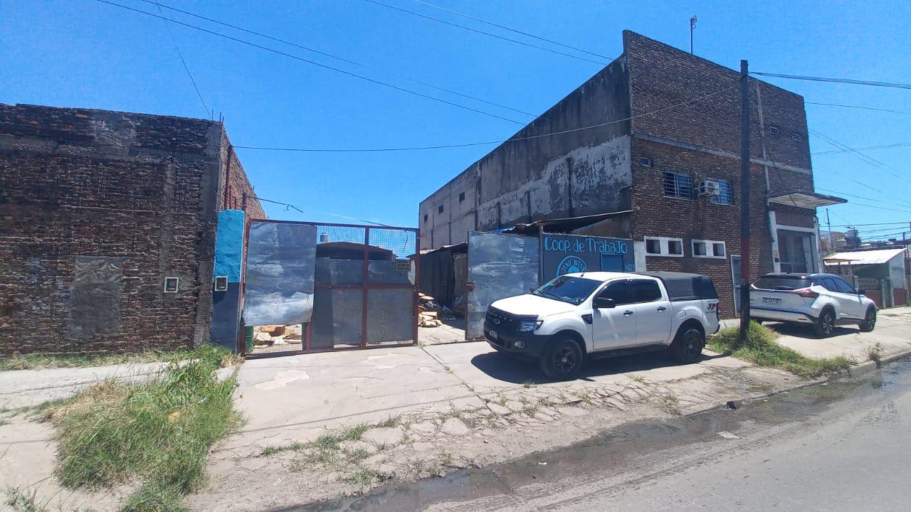 EXCELENTE GALPÓN de 11 x 43  CON ESTACIONAMIENTO, EN LA ZONA — foto 2 de 24