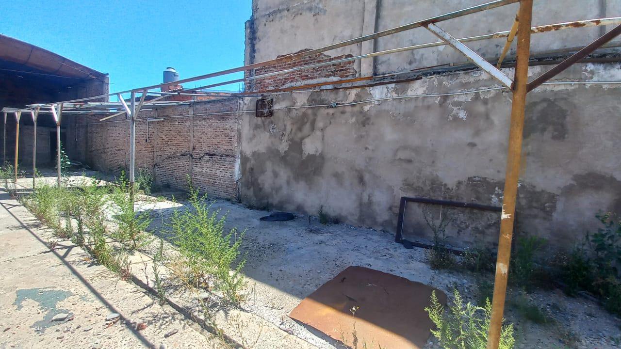 EXCELENTE GALPÓN de 11 x 43  CON ESTACIONAMIENTO, EN LA ZONA — foto 4 de 24