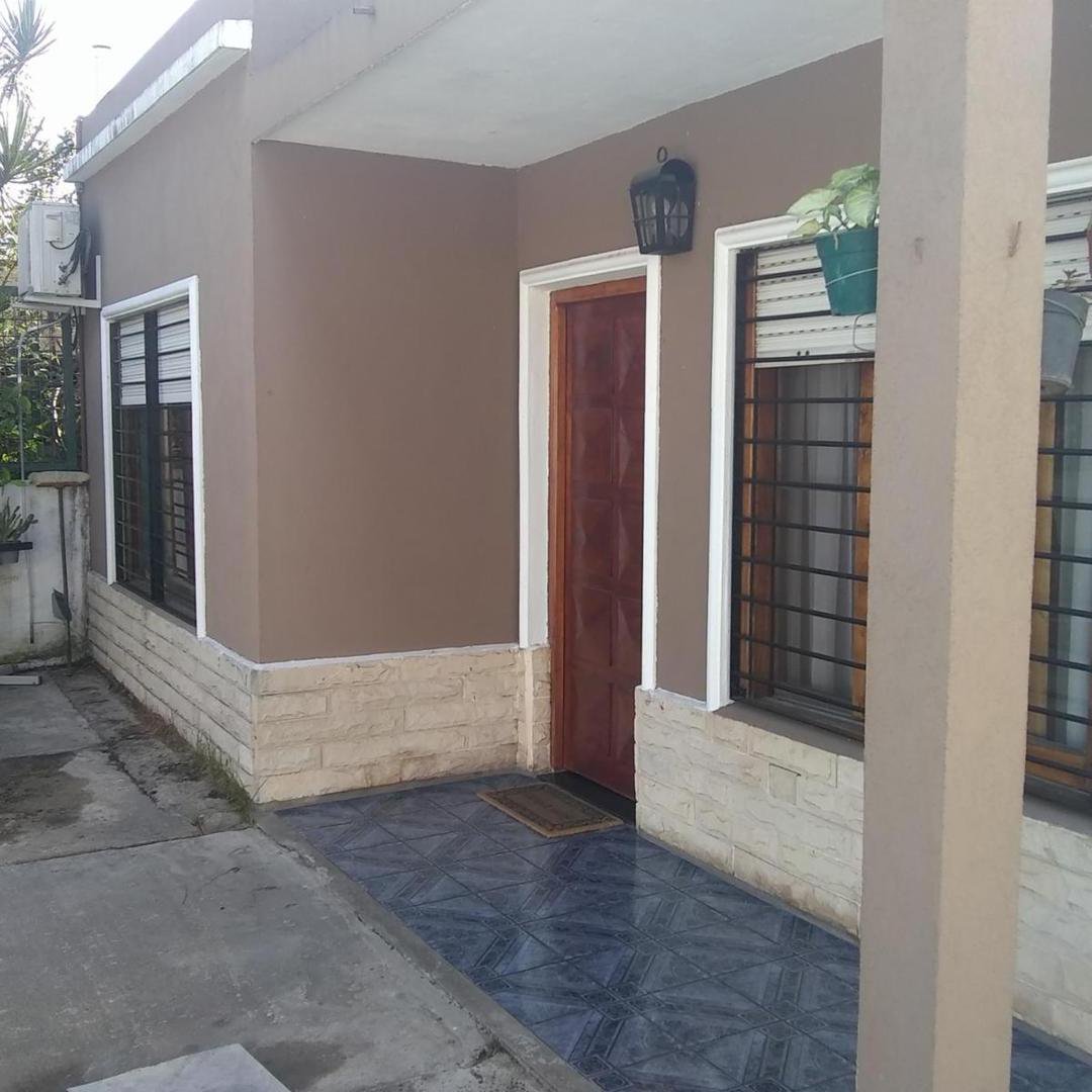 Excelente propiedad en lote propio 3 amb con fondo libre y e — foto 1 de 13