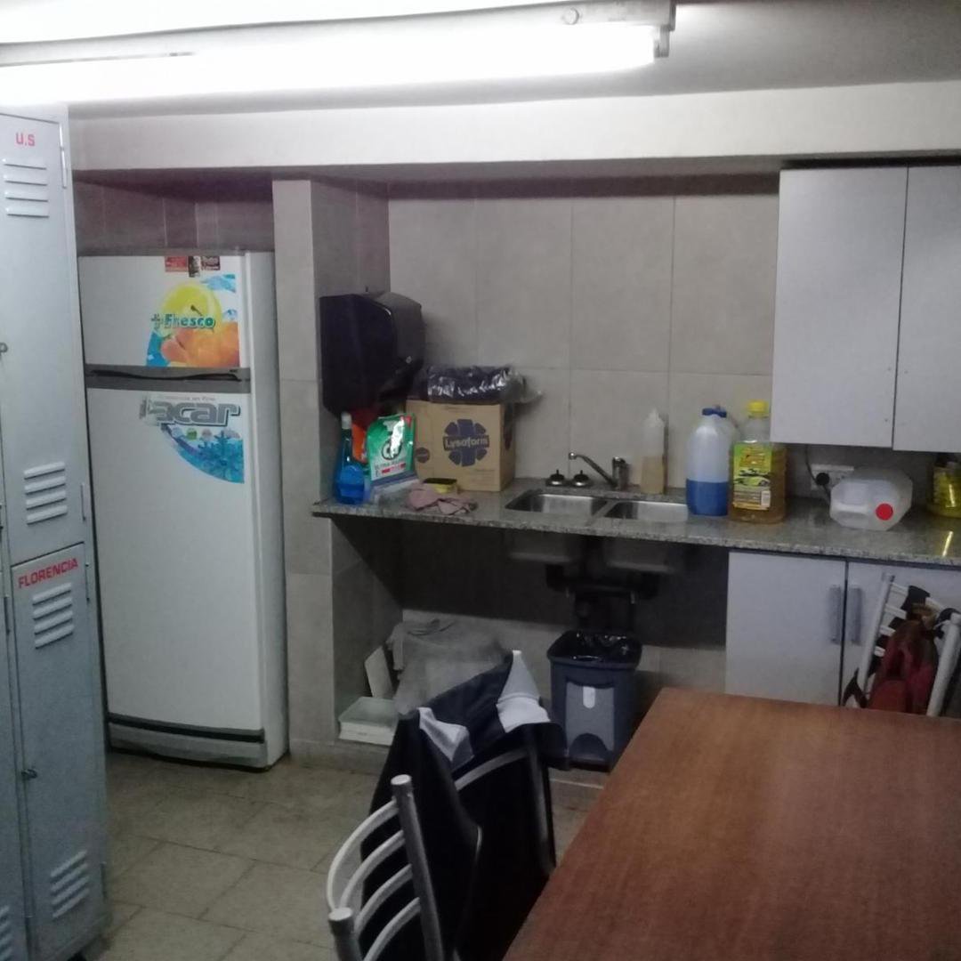 GALPON Y OFICINA CON  CORTINA Y MONTACARGA — foto 3 de 17