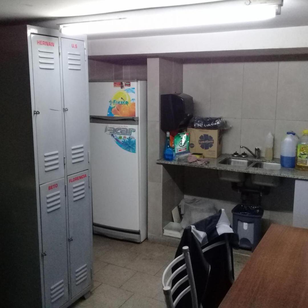GALPON Y OFICINA CON  CORTINA Y MONTACARGA — foto 4 de 17