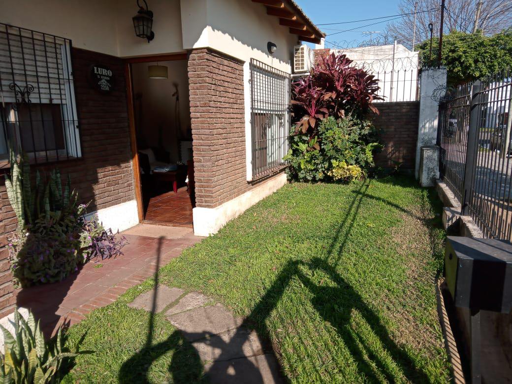 EXCELENTE CHALET DE 3 AMBIENTES CON PARQUE,QUINCHO Y PISCINA — foto 1 de 46