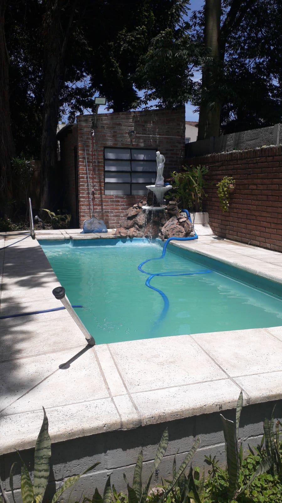 EXCELENTE CHALET DE 3 AMBIENTES CON PARQUE,QUINCHO Y PISCINA — foto 4 de 46