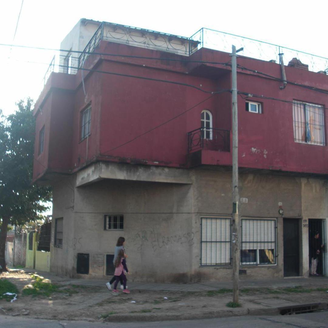 PROPIEDAD MULTIFAMILIAR DE CUATRO DEPARTAMENTO — foto 1 de 5