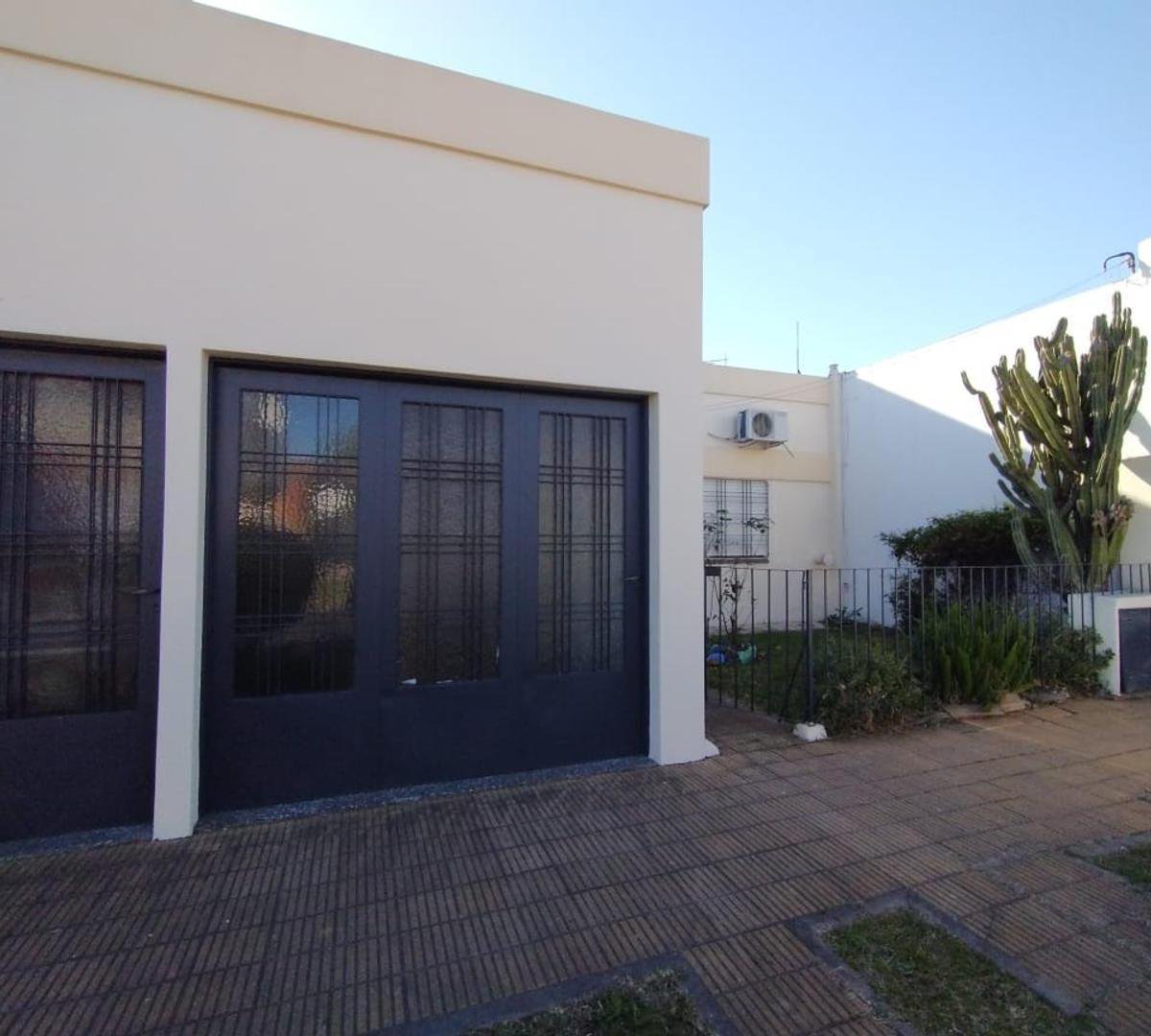 EXCELENTE CASA EN LOTE PROPIO CON CON FONDO LIBRE Y GARAGE