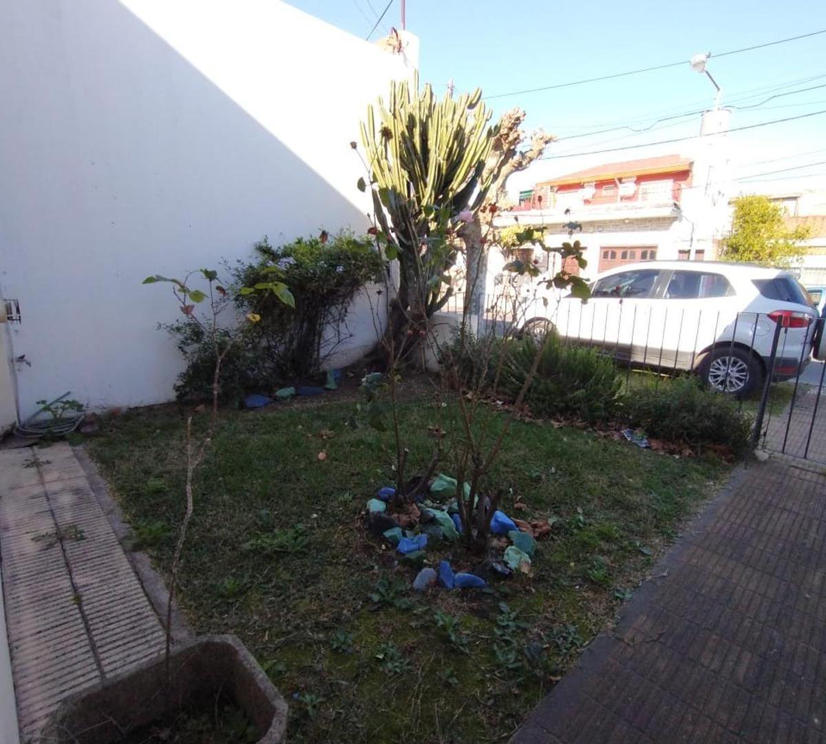 EXCELENTE CASA EN LOTE PROPIO CON CON FONDO LIBRE Y GARAGE — foto 2 de 48